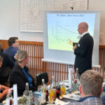 Prof. Dr. Boris Bigalke präsentiert vor Sitzungsteilnehmern eine Folie mit dem Titel "UK Vitality Habit Index 2024".