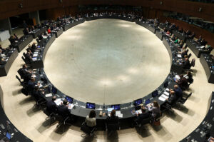 Blick auf den ovalen Sitzungstisch mit den Delegationen beim EU-Rat für Landwirtschaft und Fischerei in Luxemburg.