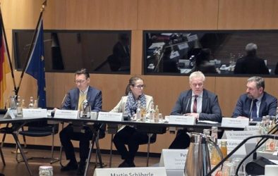 Teilnehmende des Fleischgipfels mit Bundesminister Rainer bei einer Gesprächsrunde im Ministerium in Berlin