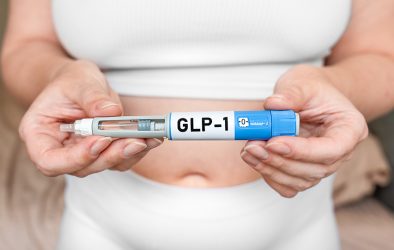 Eine Frau hält einen Injektionspen für GLP-1-Abnehmmedikamente. Präparate wie Ozempic und Wegovy werden per Selbstinjektion verabreicht.