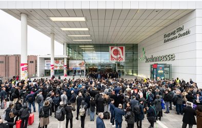 Besucherinnen und Besucher strömen zum Eingang Süd der Koelnmesse zur Anuga