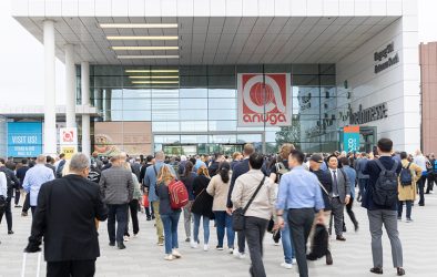 Besucherinnen und Besucher strömen zum Eingang der Koelnmesse zur Anuga, der weltgrößten Fachmesse für Lebensmittel und Getränke.