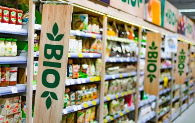 Bio-Produkte im Supermarktregal mit deutlich sichtbarer Bio-Kennzeichnung.