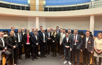 Teilnehmende des BVE-Fachgesprächs im Sitzungssaal des Deutschen Bundestages.