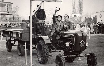 1956: Das alljährliche Schleppergeschicklichkeitsfahren auf der Grünen Woche.