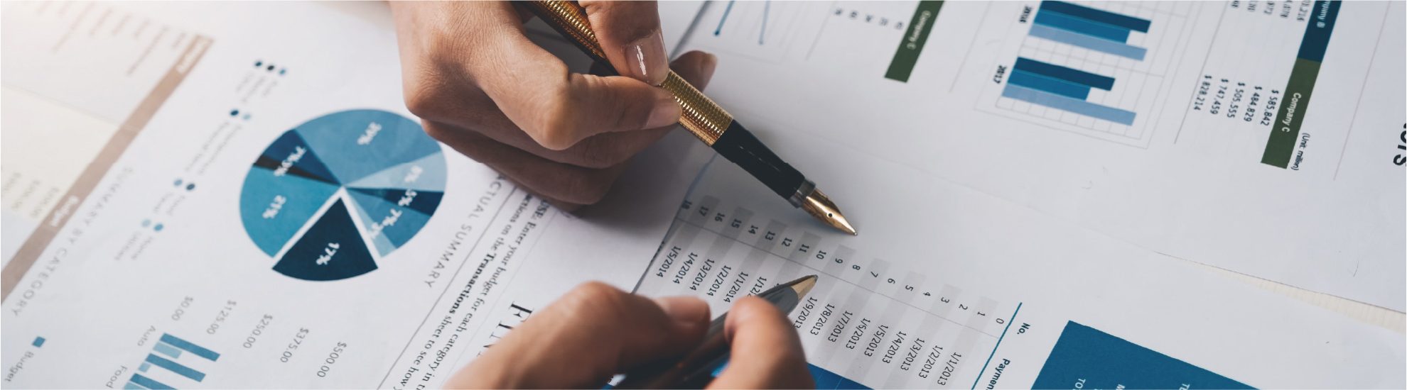Header-Marktdaten-+-Konjunktur Zwei Personen analysieren Diagramme und Tabellen mit Finanz- und Marktdaten auf Papier.