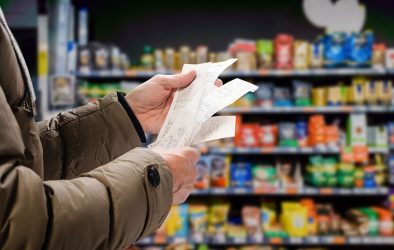 Verbraucher studiert einen Kassenzettel. Viele Deutsche überschätzen die aktuelle Inflation.