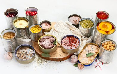 Vielfältige Auswahl an Notfall-Konserven – von Gemüse und Obst über Hülsenfrüchte bis zu Fisch und Fertiggerichten in Dosen.