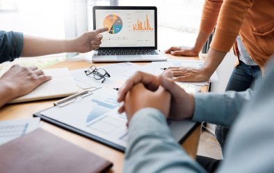 Krisenstab in der Lebensmittelindustrie: Team analysiert Daten im Meeting