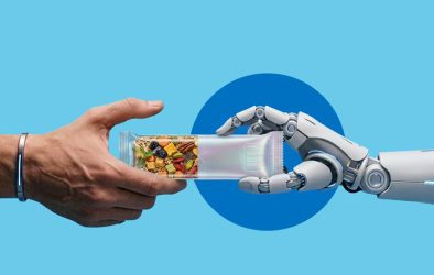 Eine menschliche Hand und eine Roboterhand halten gemeinsam einen Müsliriegel in transparenter Verpackung.
