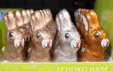 Schokoladen-Osterhasen im Supermarktregal als Beispiel für saisonale Süßwaren