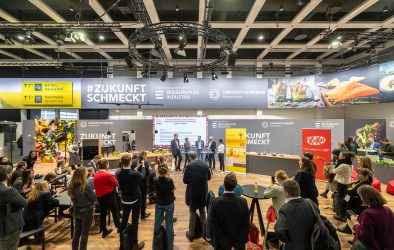 Der Zukunft Schmeckt-Messestand von BVE und Lebensmittelverband Deutschland auf der Grünen Woche 2025.