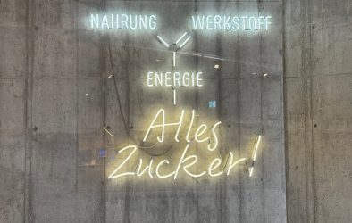 Neonschrift am Eingang zur Ausstellung "Alles Zucker" im Deutschen Technikmuseum in Berlin.