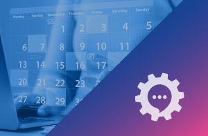 Grafik mit Kalender im Hintergrund und stilisiertem Zahnrad-Symbol mit Sprechblase. Designelemente in Pink.