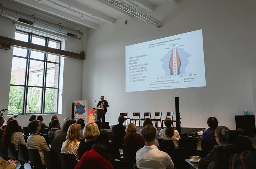 Keynote zu Migration in Deutschland: Zahlen, Fakten, Mythen: eine wissenschaftliche Perspektive von Prof. Dr. Frank Kalter – Leiter Deutsches Zentrum für Integrations- und Migrationsforschung e.V.