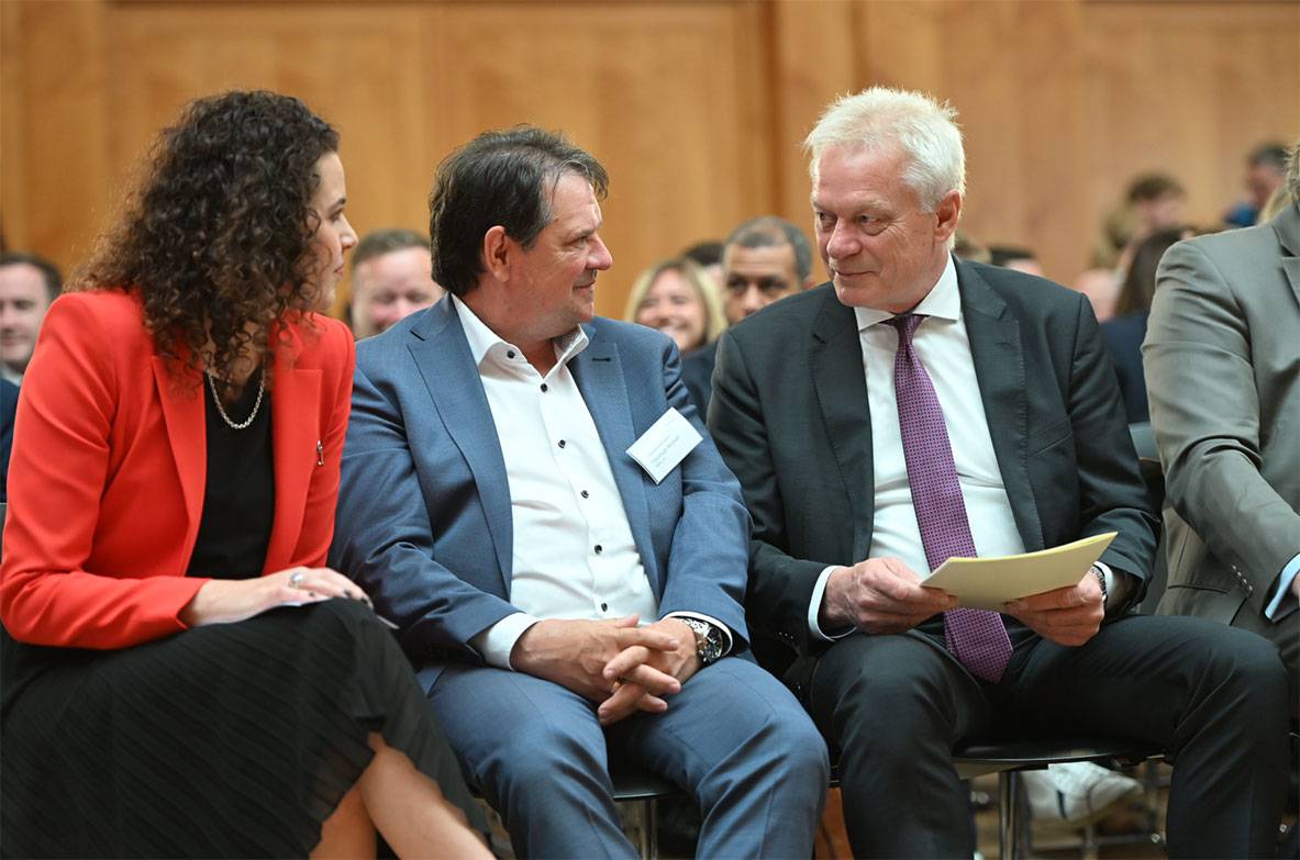 BVE-Hauptgeschäftsführer Christoph Minhoff im Austausch mit Alois Rainer MdB am Rande des Außenwirtschaftstags 2025.