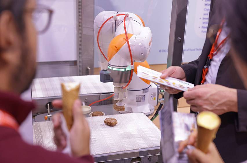 Roboter demonstriert automatisierte Lebensmittelverarbeitung auf der Anuga