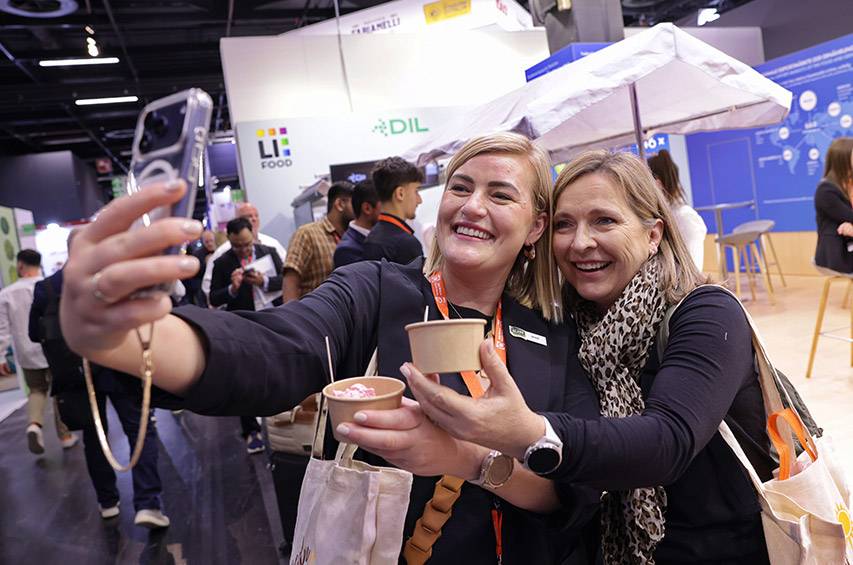 Zwei Besucherinnen machen ein Selfie auf der Anuga