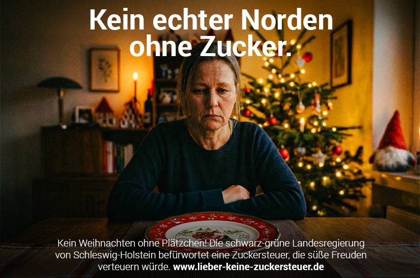 Frau sitzt traurig vor einem leeren Weihnachtsteller, im Hintergrund steht ein geschmückter Weihnachtsbaum.