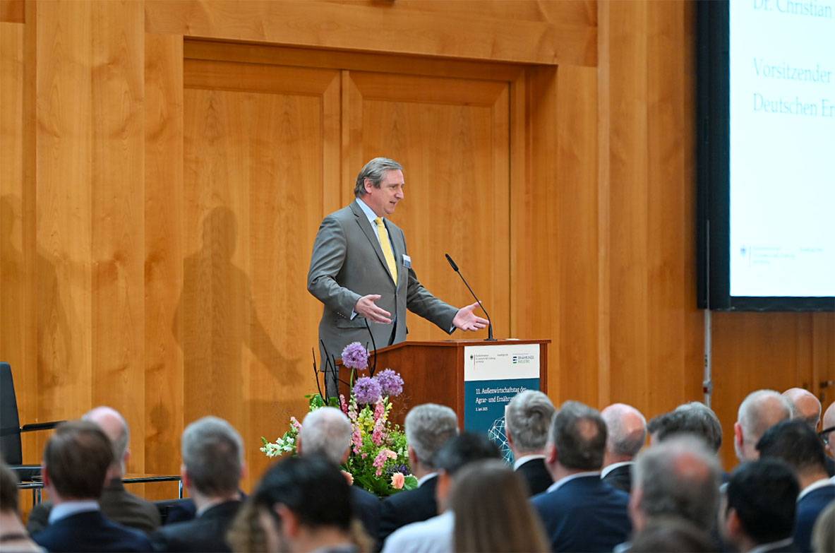 Christian von Boetticher spricht am Rednerpult beim 11. Außenwirtschaftstag der Agrar- und Ernährungswirtschaft 2025 in Berlin.