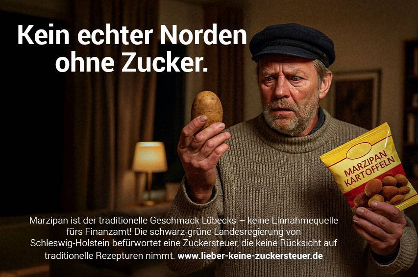 Mann in Wollpullover und Mütze hält verwundert eine Kartoffel in der einen und eine Packung Marzipankartoffeln in der anderen Hand.