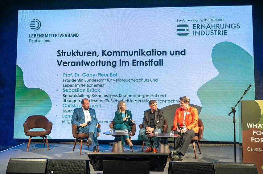 Podium 1: „Strukturen, Kommunikation und Verantwortung im Ernstfall“ auf dem What the Food-Forum "Crisis-Proof"