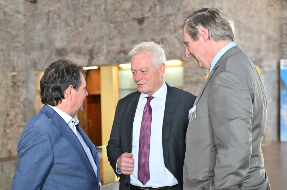 Christoph Minhoff, Alois Rainer MdB und Dr. Christian von Boetticher im Gespräch beim 11. Außenwirtschaftstag der Agrar- und Ernährungswirtschaft 2025 in Berlin.