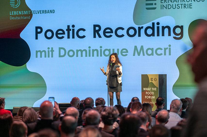 Poetic Recording mit Dominique Macri auf dem What the Food-Forum "Crisis-Proof"
