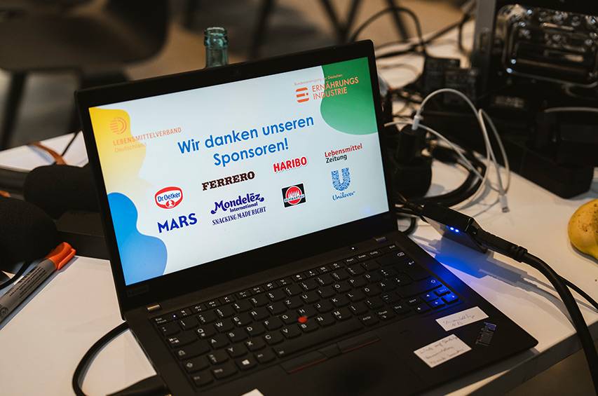 Abschiedsbildschirm mit Sponsoren auf dem What the Food-Forum „Diversity in the Food Industry“