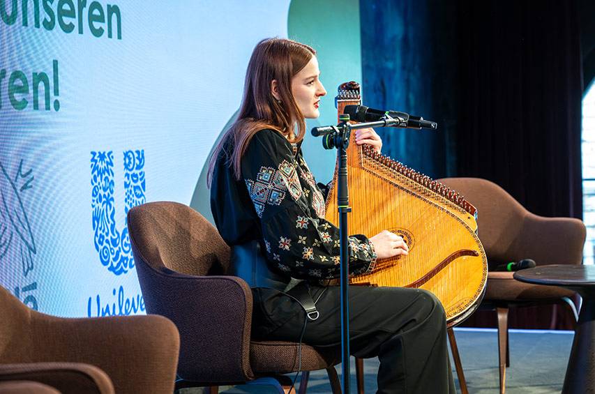 Banduristin Khrystyna Petrynka auf dem What the Food-Forum "Crisis-Proof"