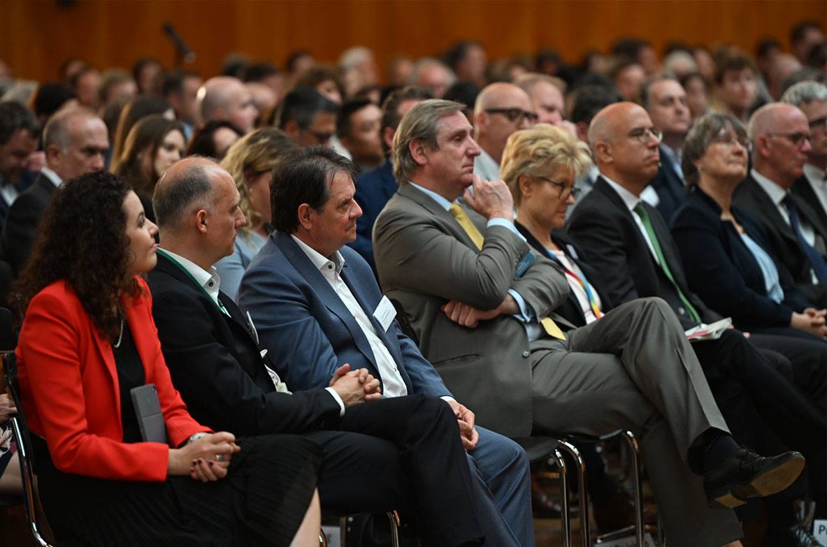 Zuhörerinnen und Zuhörer, darunter Christoph Minhoff, Dr. Christian von Boetticher und Gabriel Felbermayr, verfolgen das Programm des 11. Außenwirtschaftstags der Agrar- und Ernährungswirtschaft 2025 in Berlin aufmerksam.