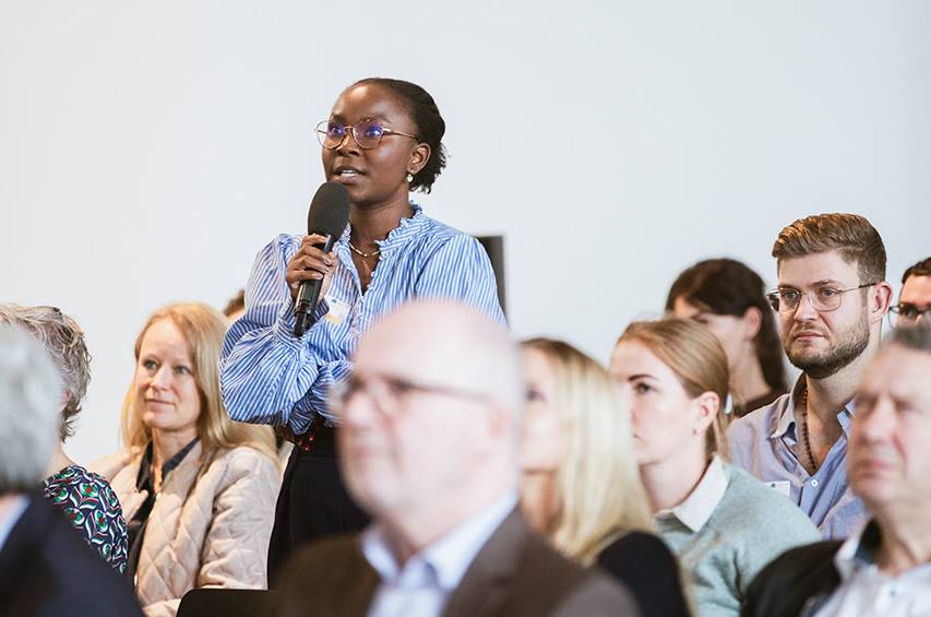 Aus dem Publikum stellt eine Frau eine Frage auf dem What the Food-Forum „Diversity in the Food Industry“
