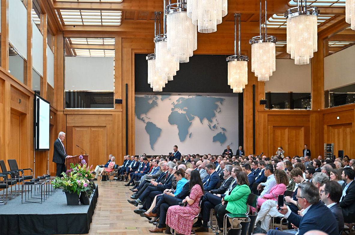 Alois Rainer MdB spricht vor großem Publikum beim 11. Außenwirtschaftstag der Agrar- und Ernährungswirtschaft 2025 im Bundesministerium für Ernährung und Landwirtschaft in Berlin.
