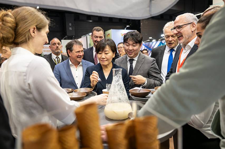 Bundesminister Alois Rainer und die südkoreanische Landwirtschaftsministerin Song Mi-ryeong am BVE-Stand